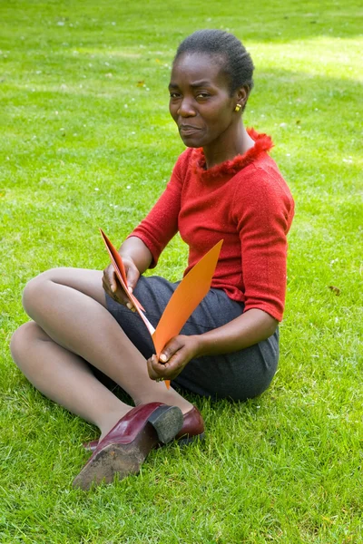 Femme d'affaires afro dans le parc — Photo