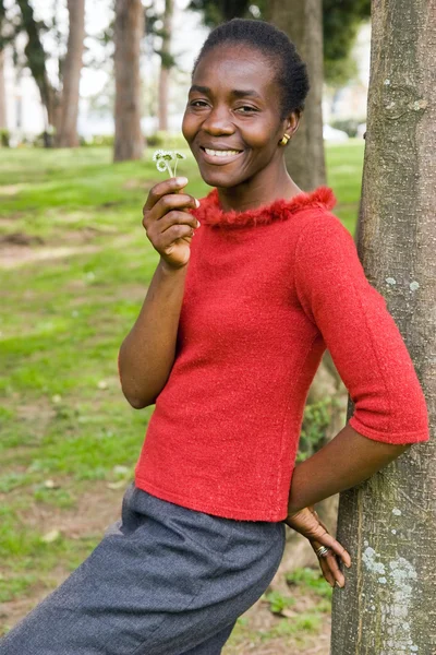 Frau mit Blume in der Hand — Stockfoto