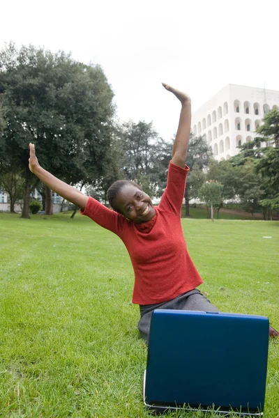 Frau im Park mit Laptop — Stockfoto