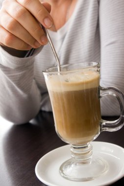 Kahve içen kadın