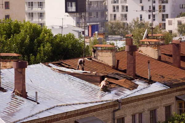 Mężczyźni na dachu — Zdjęcie stockowe