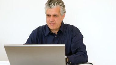 bilgisayar ile çalışan doktor