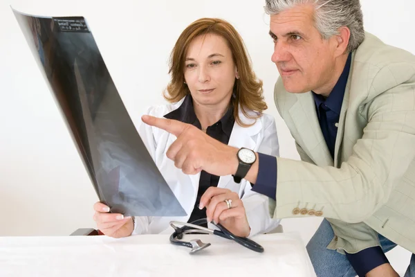 Médico y paciente — Foto de Stock