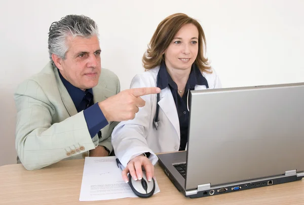 Läkare och patient — Stockfoto