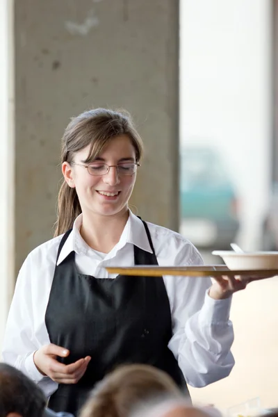Waitress carries a tray of food — Stock Photo, Image