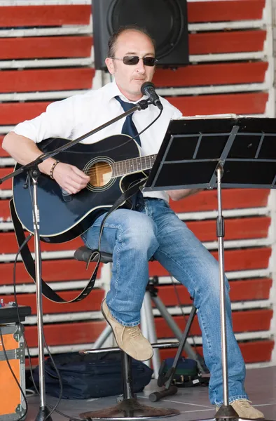 Cantante canta con una guitarra —  Fotos de Stock