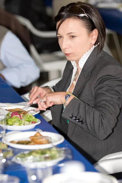 食を楽しむ女性 — ストック写真