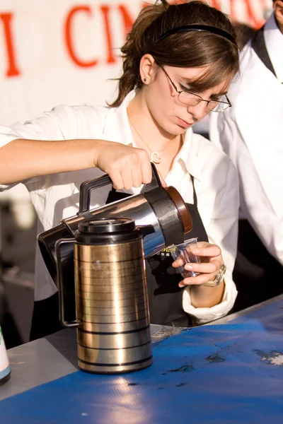 Waitress pours coffee — Stock Photo, Image