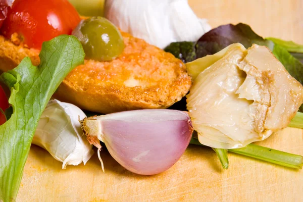 Bruschetta  and vegetables — Stock Photo, Image