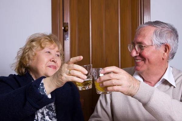 Paar am Tisch — Stockfoto