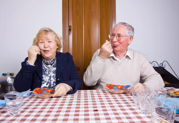 Paar am Tisch — Stockfoto