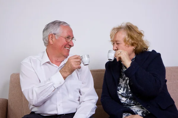 Paar trinkt — Stockfoto