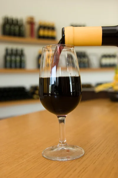 Le vin est versé dans un verre — Photo