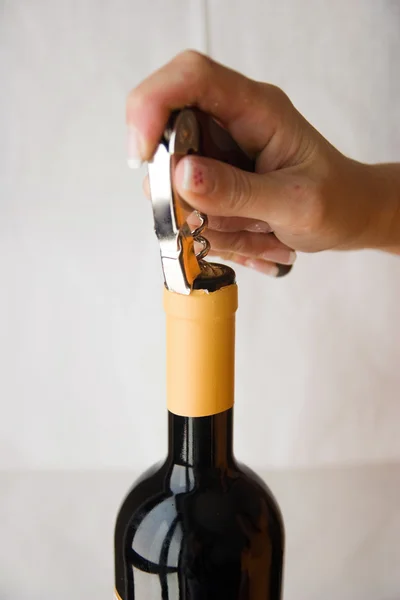Человек открывает бутылку вина — стоковое фото