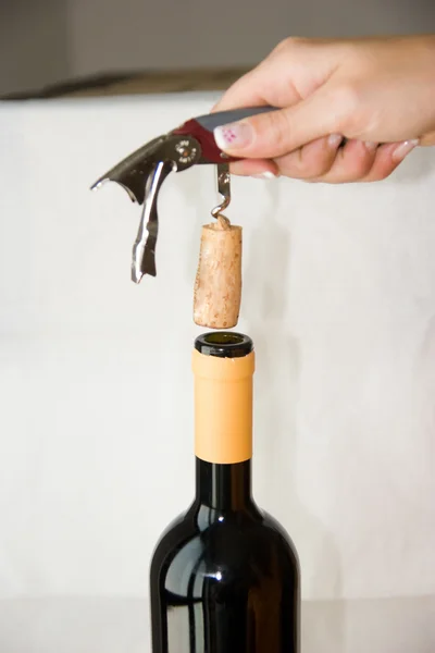 Mann öffnet eine Flasche Wein — Stockfoto