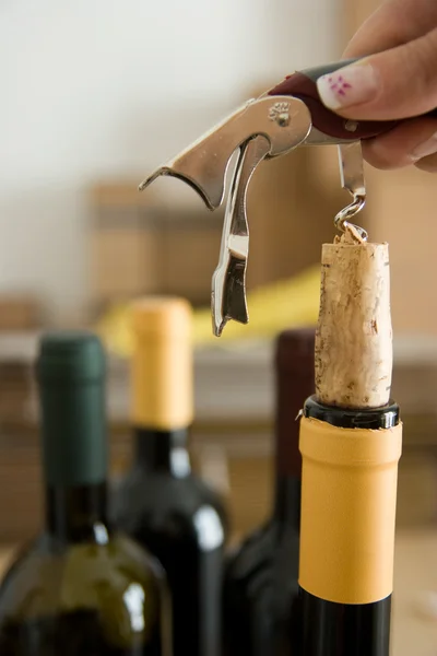 Člověk otevřít láhev vína — Stock fotografie