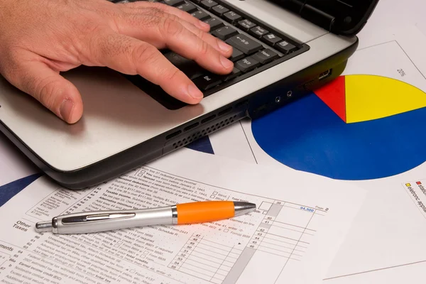 Buchhalter mit Computer und Terminkalender — Stockfoto