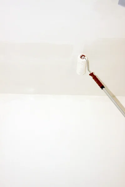 Painting ceiling with roller — Stock Photo, Image