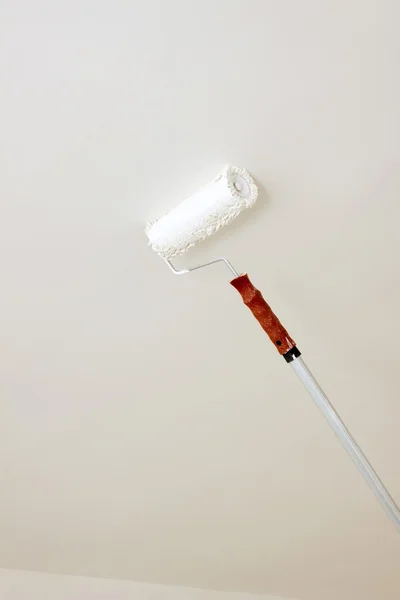 Techo de pintura con rodillo — Foto de Stock