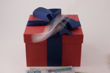 돈을 상자에 떨어지고 있다para kutusu düşen