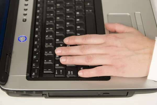 Tapez les mains sur le clavier — Photo