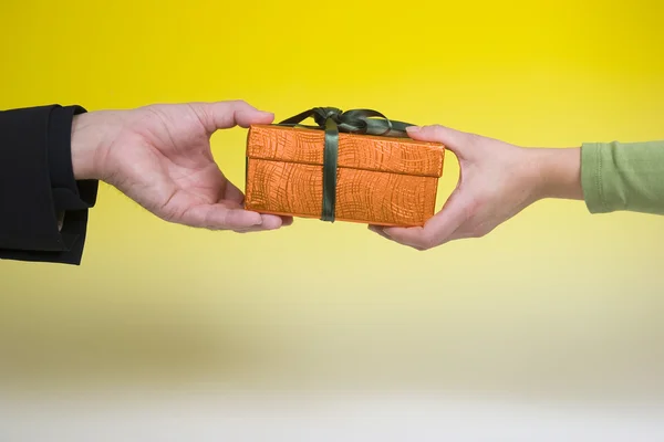 Man gives woman gift — Stock Photo, Image