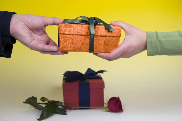 Man gives woman gift — Stock Photo, Image