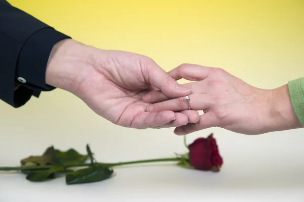 Man wearing ring to woman — Stock Photo, Image