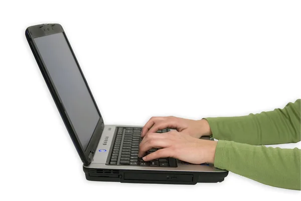 Kvinnelige hender som skriver på tastatur – stockfoto