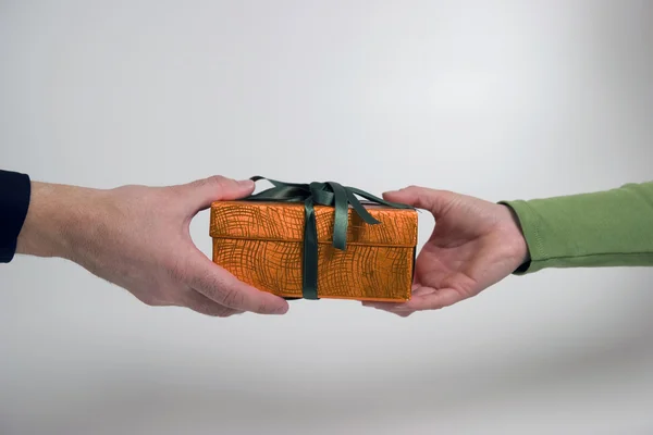 Man's hand gives the woman gift box — Stock Photo, Image