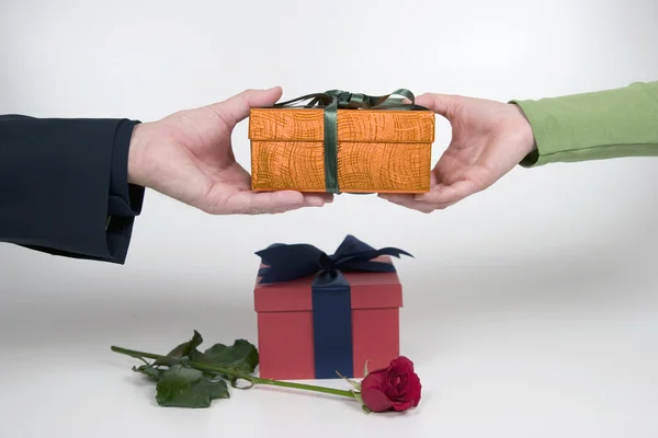 Man's hand gives the woman gift box — Stock Photo, Image