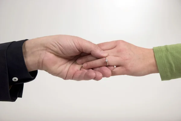 Homme portant bague à femme — Photo