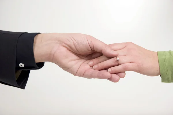 Homme portant bague à femme — Photo