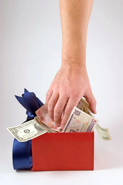 Hand spart Geld in Schachtel — Stockfoto