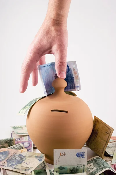 Hand spart Geld im Sparschwein — Stockfoto