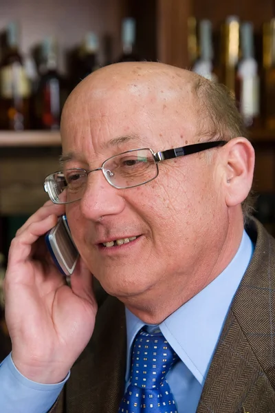 El hombre está hablando por teléfono — Foto de Stock