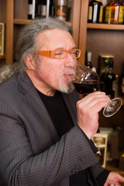 Man is het drinken van wijn — Stockfoto