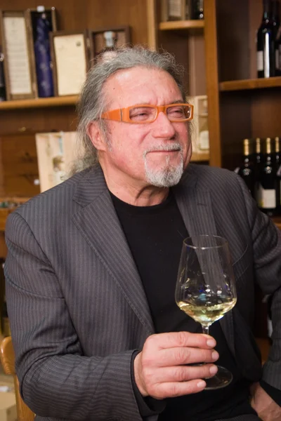 Man met glas wijn — Stockfoto