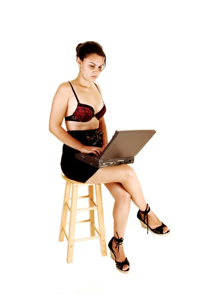 Mädchen tippt auf Laptop. — Stockfoto
