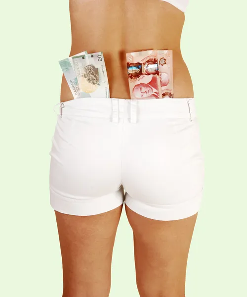 Meisje in korte broek met geld. — Stockfoto