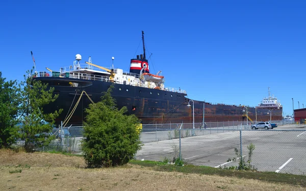 Velké nákladní lodi v přístavu. — Stock fotografie
