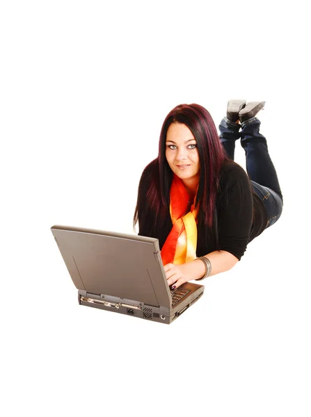 Mädchen liegt mit Laptop auf dem Boden. — Stockfoto