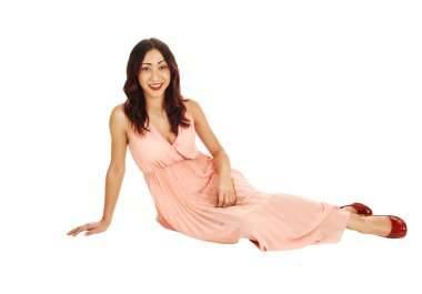 Kız yerde oturuyor..