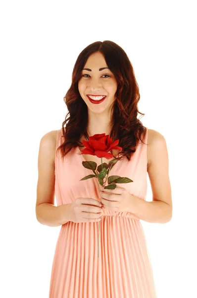 Jong meisje met rode roos. — Stockfoto
