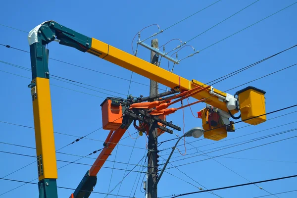 Carretillas elevadoras en líneas eléctricas . — Foto de Stock