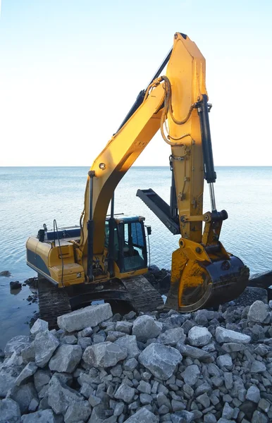 Una retroexcavadora en el lago . — Foto de Stock