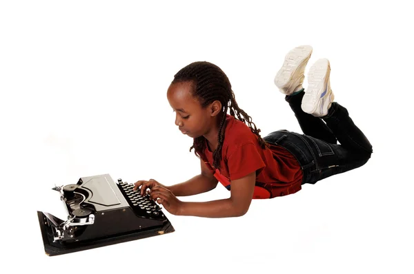 Chica de la escuela con máquina de escribir . — Foto de Stock