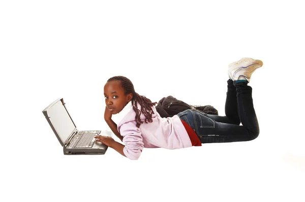 Jeune fille avec ordinateur portable . — Photo