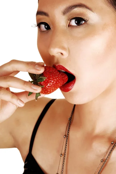 女孩吃草莓. — 图库照片