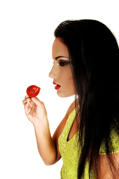 Teen girl eating strawberry. — Stock Photo, Image